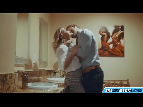 ❤️ Nigbati bilondi ti oyan ba tan ọ ni yara isinmi ti gbogbo eniyan ❤ Ohun onihoho ti ile